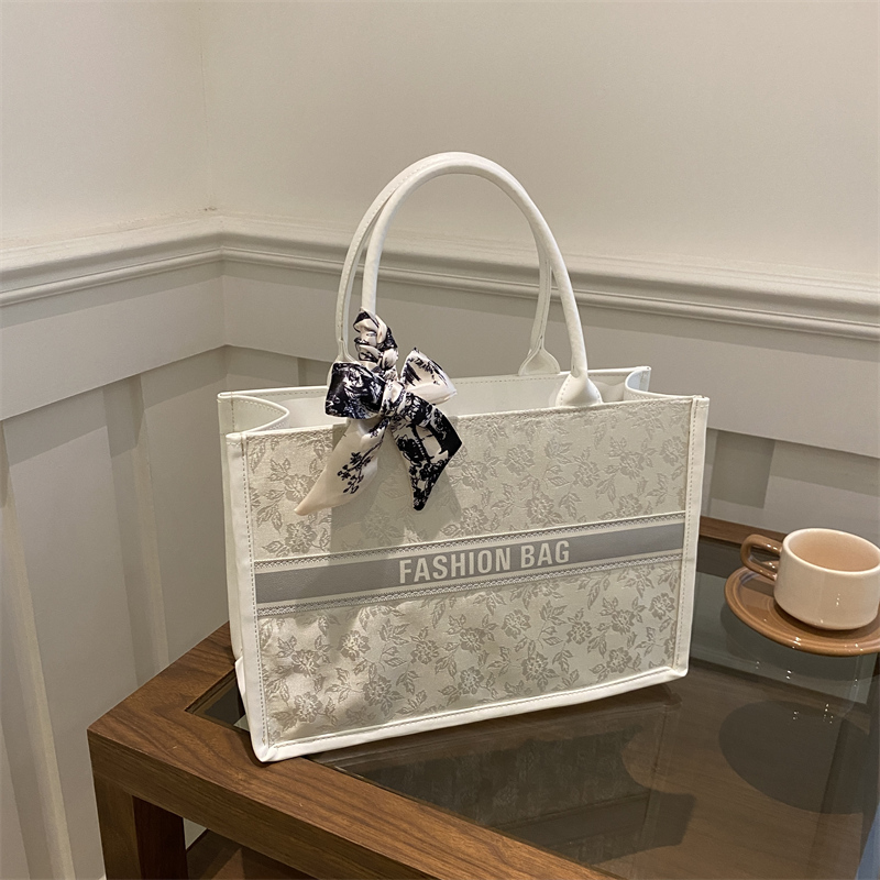 Luxury Elegant Women Tote Bag  - огляд і ціна Embroidery On Leather