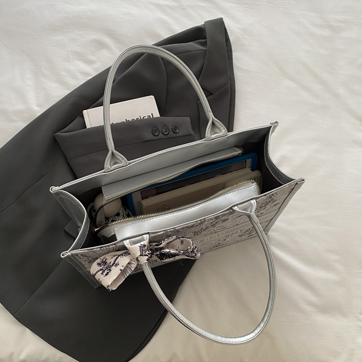 Luxury Elegant Women Tote Bag  - огляд і ціна Embroidery On Leather