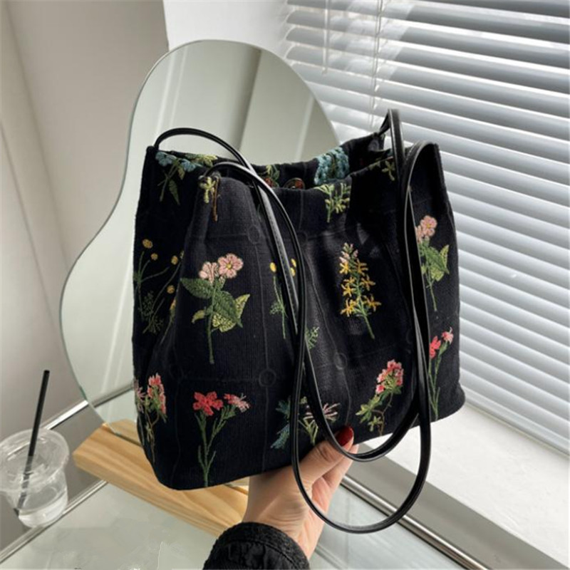 Fashionable Embroidered Tote B - огляд і ціна Embroidery Workshop
